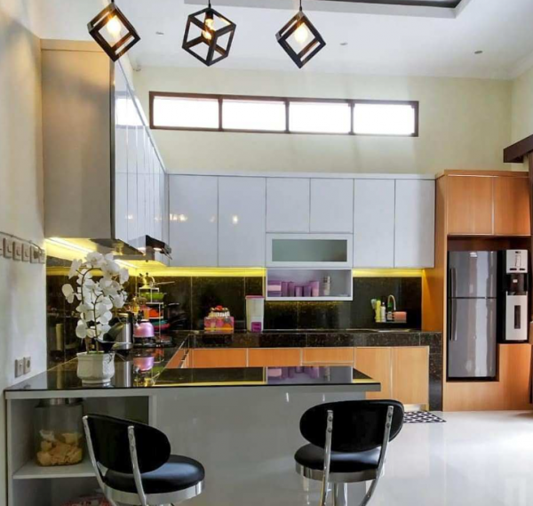 Kitchen set minimalis dengan pencahayaan langit-langit